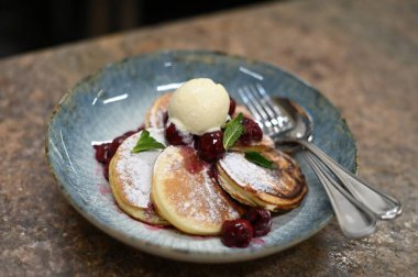 Kirazlı ve dondurmalı pofuduk krep.