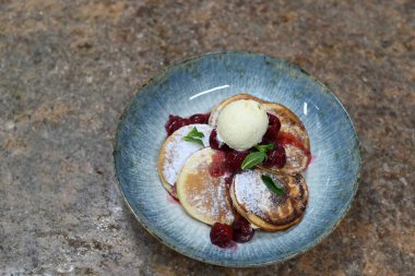 Kirazlı ve dondurmalı pofuduk krep.