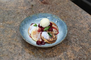 Kirazlı ve dondurmalı pofuduk krep.