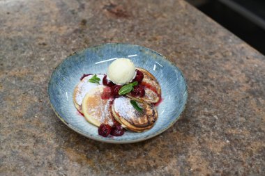 Kirazlı ve dondurmalı pofuduk krep.