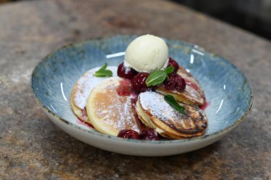 Kirazlı ve dondurmalı pofuduk krep.