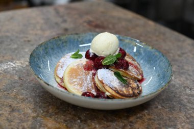 Kirazlı ve dondurmalı pofuduk krep.