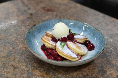 Kirazlı ve dondurmalı pofuduk krep.