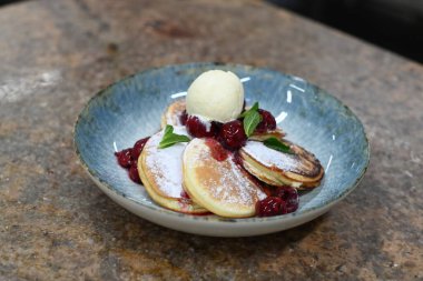 Kirazlı ve dondurmalı pofuduk krep.