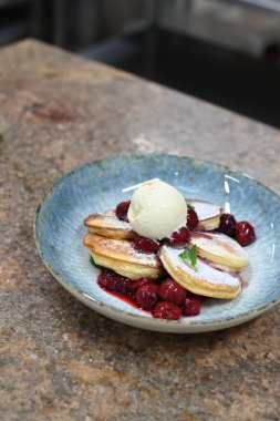 Kirazlı ve dondurmalı pofuduk krep.