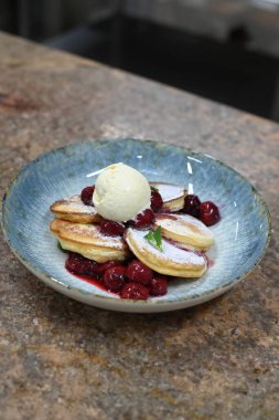Kirazlı ve dondurmalı pofuduk krep.