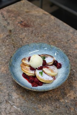 Kirazlı ve dondurmalı pofuduk krep.