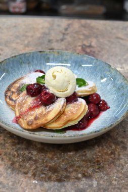 Kremalı ve meyveli krep..