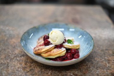 Siyah tabakta böğürtlenli krep.