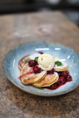 Böğürtlenli ve kremalı krep