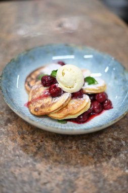 Tahta masada böğürtlenli tatlı krepler