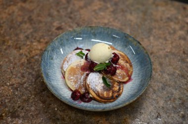 Siyah tabakta süzme peynirli gözleme.