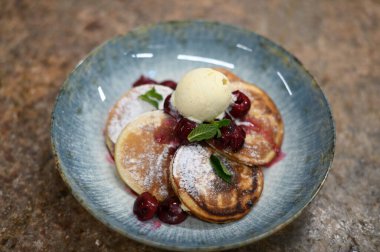 Dondurma ve böğürtlenli leziz krep