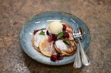 Krep plaka üzerinde dondurma ile