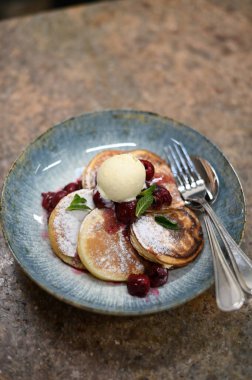 ahşap masa üzerinde süzme peynir ile Pancakes