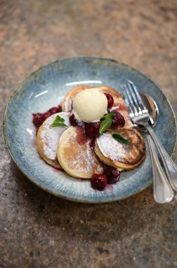 Böğürtlenli ve nane aromalı lezzetli krepler