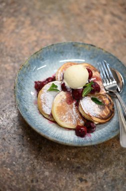 Böğürtlenli ve kremalı krepleri kapat.