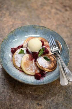 Dondurma ve naneli krep.