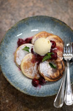 Kremalı ve dutlu leziz krepler.