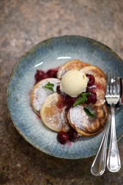 Dondurmalı krep, dut ve nane yapraklı.