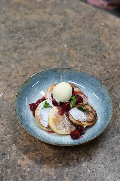 Kirazlı ve dondurmalı pofuduk krep.