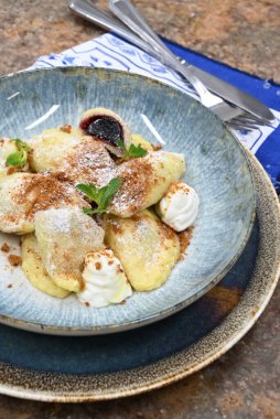 Peynirli ve dutlu krep.