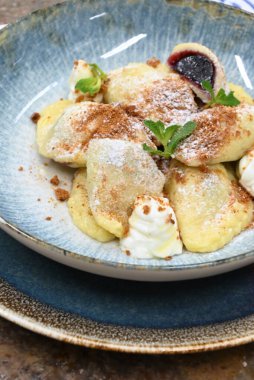 süzme peynirli krep, yabanmersini ve ekşi krema.