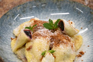 Geleneksel Avrupa tatlıları yaban mersinli hamur tatlısı, tatlı öğle yemeği bir restoranda tabakta servis ediliyor.