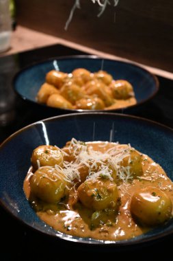 Soslu ve fesleğenli İtalyan makarnası. Kapat..