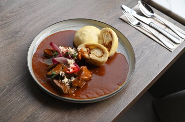Geleneksel bir Çek yemeği olan Zabijakov gul, kırsal bir tabakta bir restoranda hizmet verdi. Bu zengin ve sağlıklı güveç domuz eti, ciğer ve kalp karışımından yapılır..