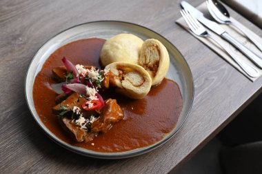 Geleneksel bir Çek yemeği olan Zabijakov gul, kırsal bir tabakta bir restoranda hizmet verdi. Bu zengin ve sağlıklı güveç lezzetli baharatlarla yavaş pişirilmiş domuz eti, ciğer ve kalp karışımından yapılır.