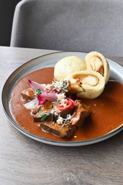 Geleneksel bir Çek yemeği olan Zabijakov gul, kırsal bir tabakta bir restoranda hizmet verdi. Bu zengin ve sağlıklı güveç lezzetli baharatlarla yavaş pişirilmiş domuz eti, ciğer ve kalp karışımından yapılır.