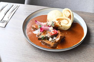 Geleneksel bir Çek yemeği olan Zabijakov gul, kırsal bir tabakta bir restoranda hizmet verdi. Bu zengin ve sağlıklı güveç domuz eti, ciğer ve kalp karışımından yapılır..