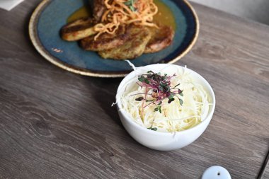 Yabanmersinli geleneksel domuz eti ve bir restoranda servis edilen kızarmış ekmek.