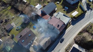 Sabah sisli bir havada evin manzarası.