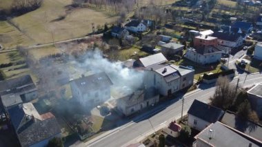 Bir yerleşim bölgesinde büyük bir yangın, hava manzaralı.