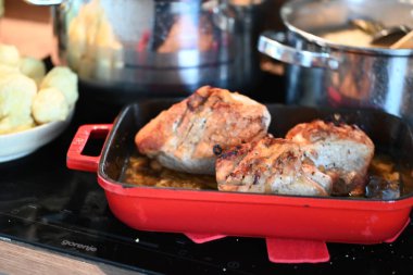 Geleneksel Çek rostosu, lahana turşusu ve patates köftesi.