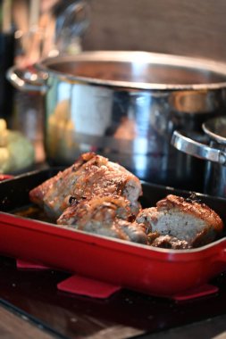 Geleneksel Çek rostosu, lahana turşusu ve patates köftesi.