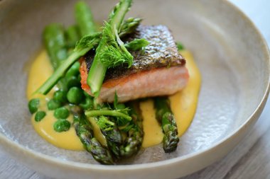 Kuşkonmaz ile Somon biftek