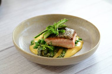 Ispanaklı somon filetosu.