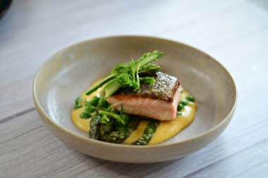 Sebze ve baharatlı ızgara somon.