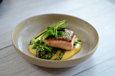 Patates püresi, yeşil fasulye ve limonlu somon bifteği.