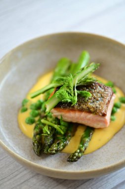 Kuşkonmazlı fırında somon filetosu.