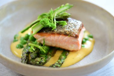 Kuşkonmazlı ızgara somon bifteği.