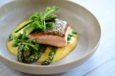 Kuşkonmaz ile Somon biftek