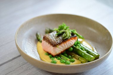 Yeşil bezelyeli lezzetli somon balığı.