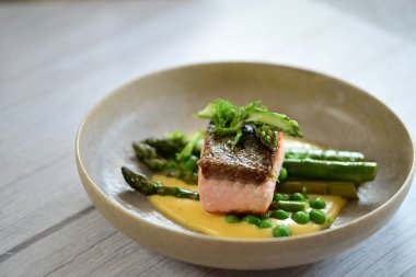 Masada kuşkonmaz ve somon.