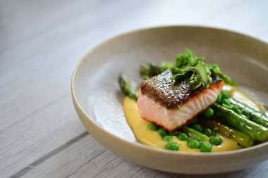 Kuşkonmazlı kızarmış somon.