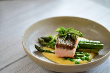 Sebzeli kızarmış somon ve yeşil fasulye.