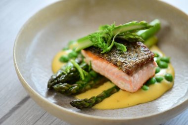 kuşkonmaz soslu fırında somon ve ıspanak.